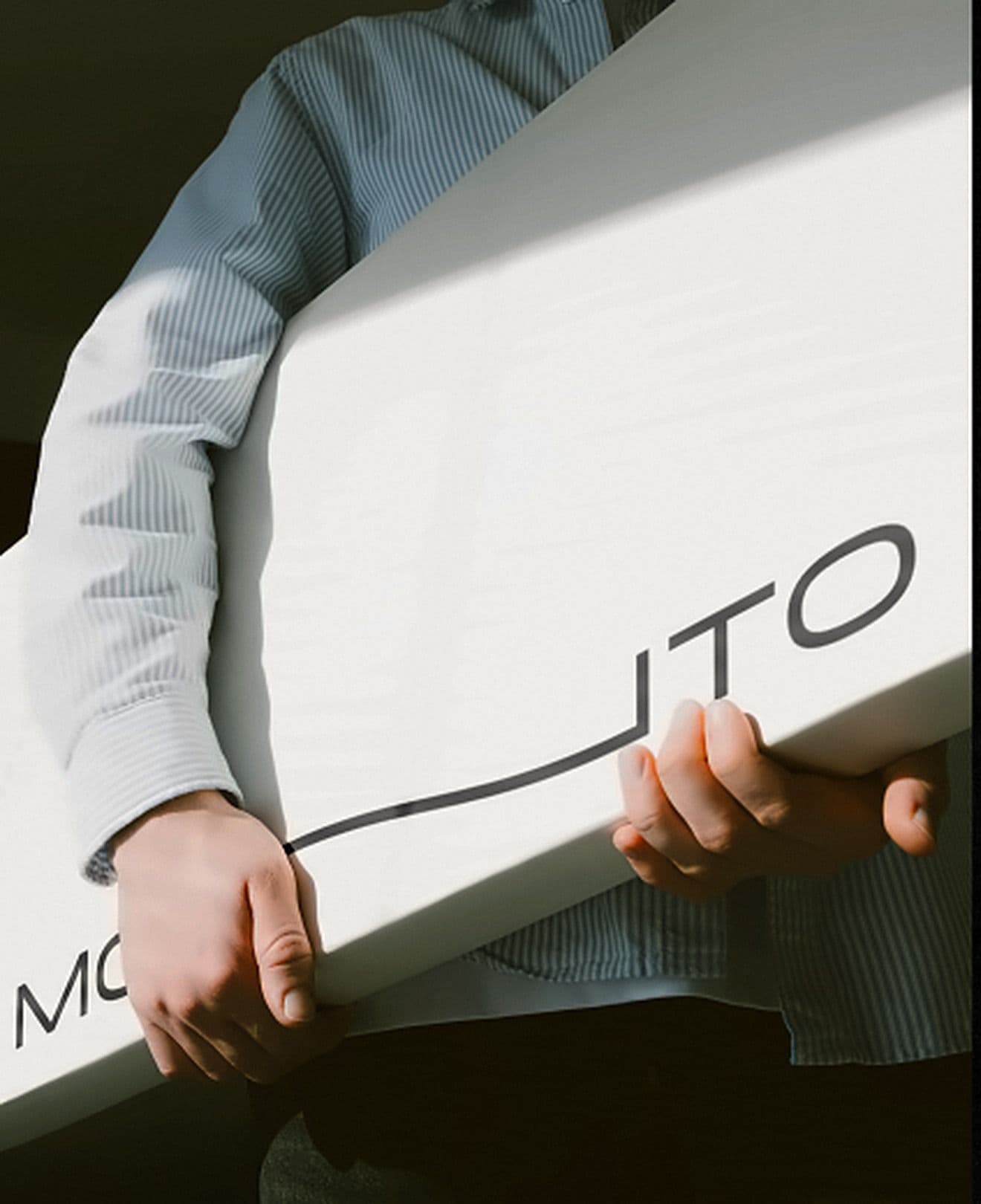Person carrying a Movinto panel