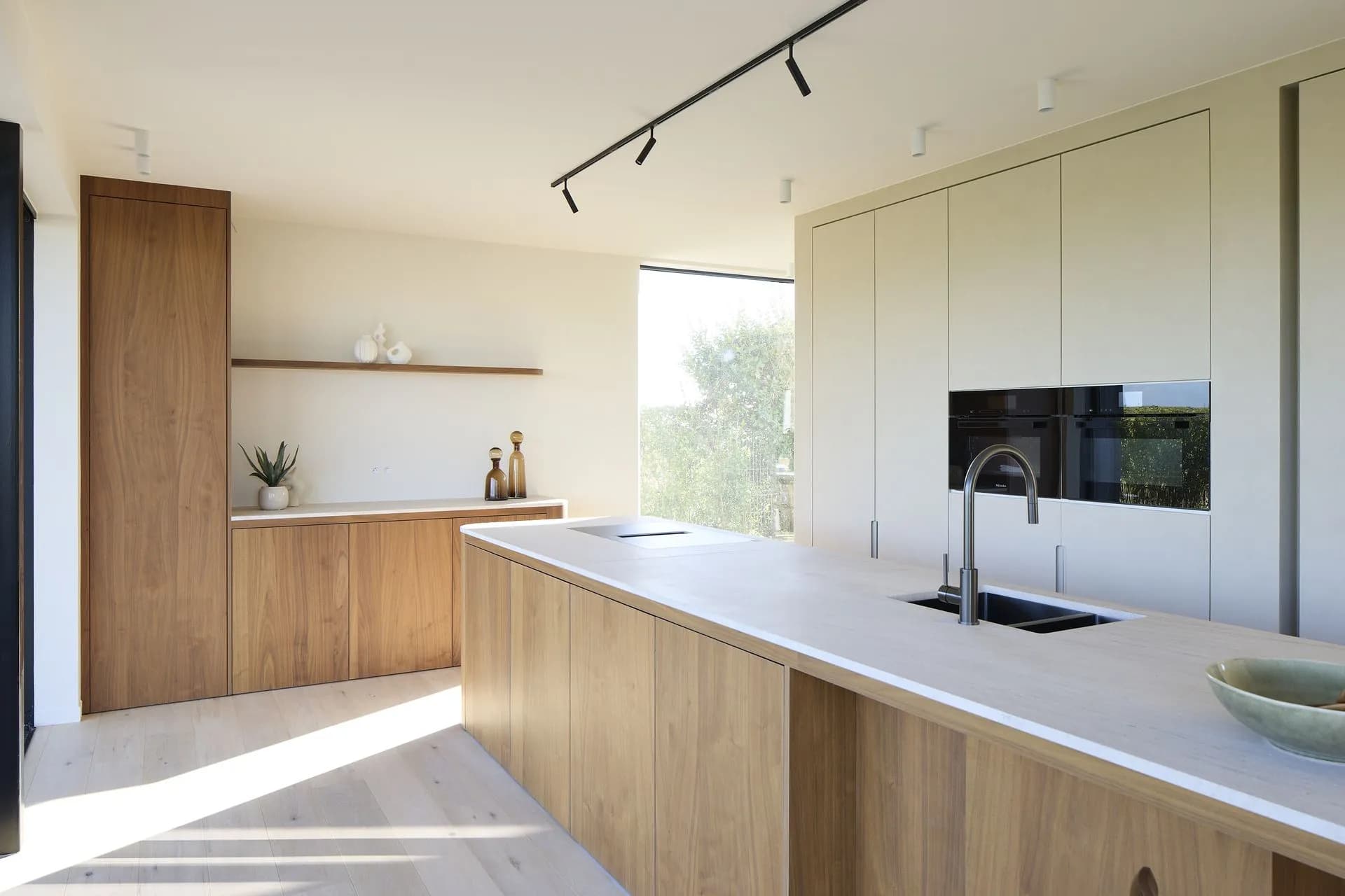 Prefinished wood veneer panels, American Walnut, Ezra